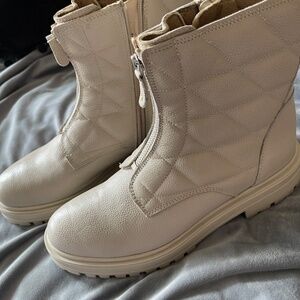 Alberto Torresi NWT 9.5 (41) Ankle Boots Beige Leather Lug Soles size 41 NWT